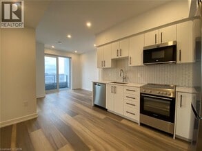 Building Photo - 15 Wellington St S