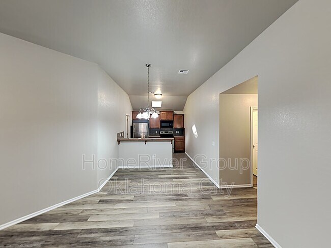 Building Photo - 2516 Queenston Ave