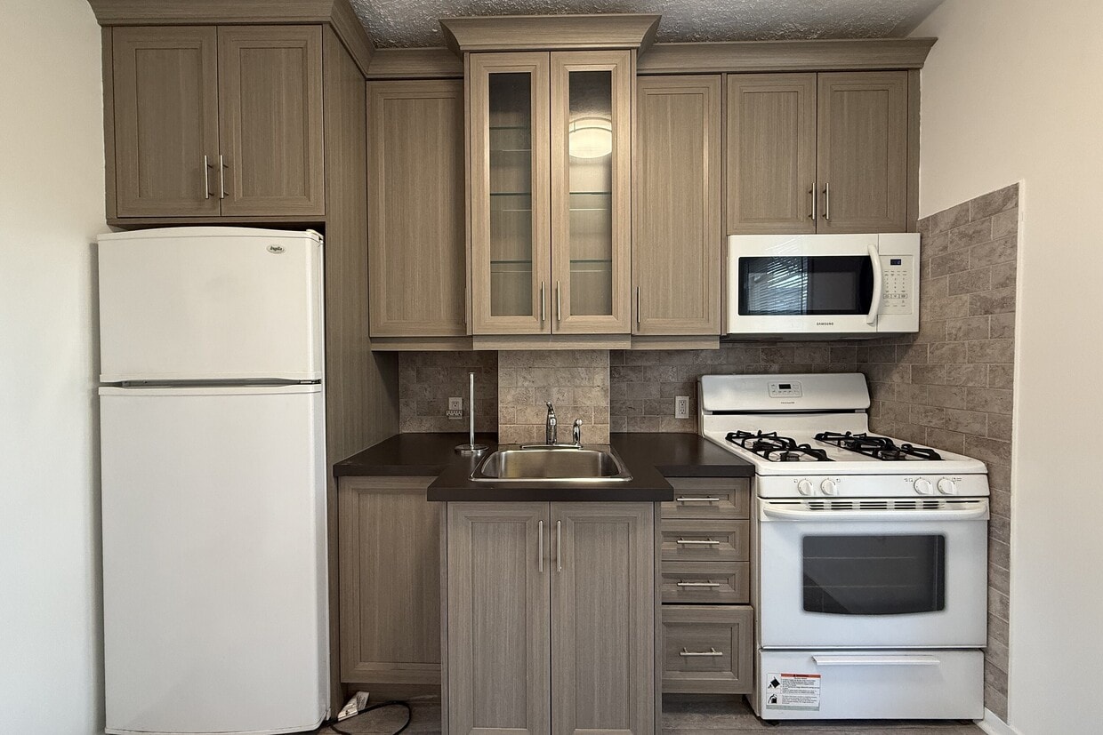 Primary Photo - 3254 Dundas St W