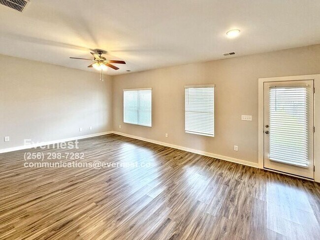 Building Photo - Spacious and Bright 3-Bedroom Home in a Co...
