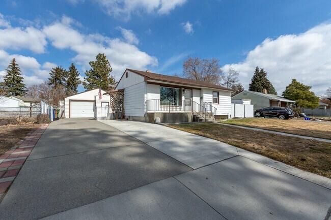Building Photo - 2920 W Rowan Ave