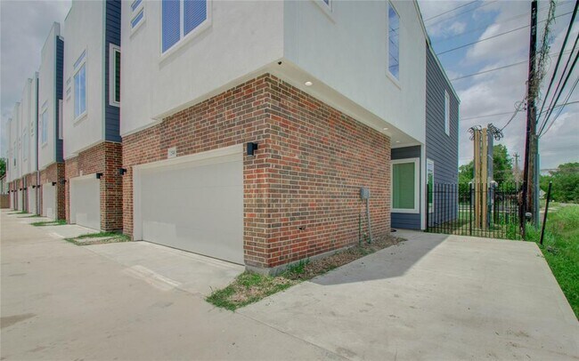 Building Photo - 2549 Hollister Rd