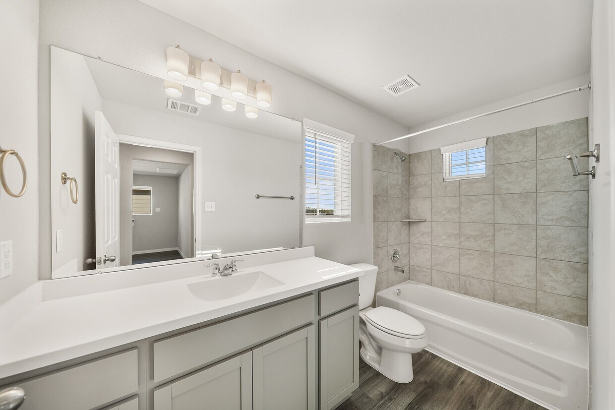 Foto principal - 13305 Nabob Dr