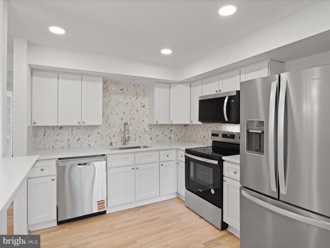 Building Photo - 5301 Avalon Pl