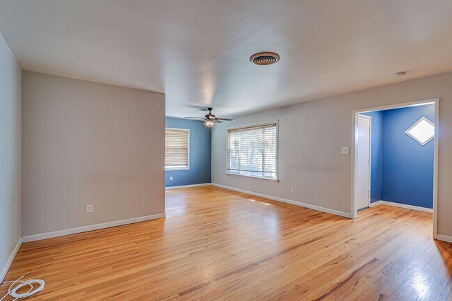 Foto del edificio - 4+2 Downtown Truxtun Ave Charm!