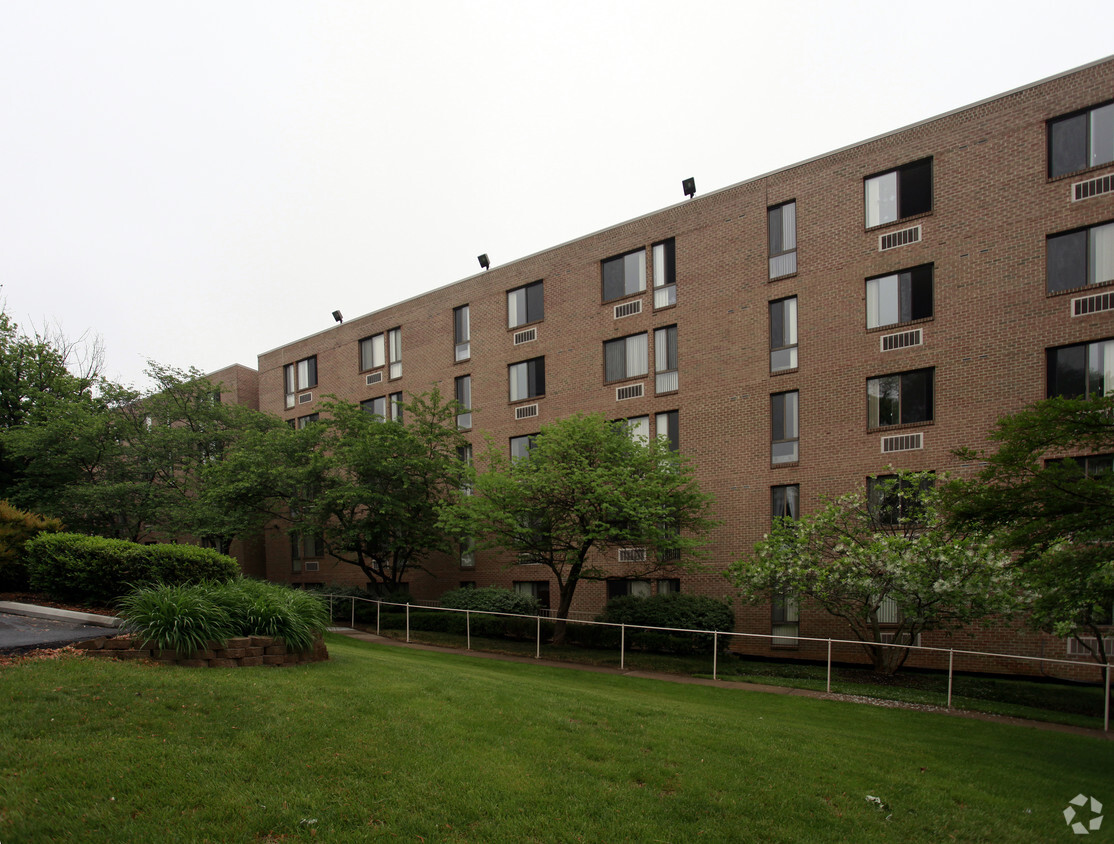 Building Photo - Evergreen House