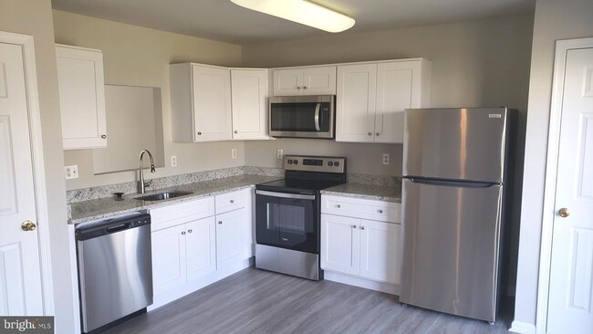 Building Photo - 19 Saddle Ridge Ct