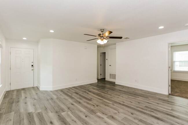 Building Photo - 1725 Vineridge Ln