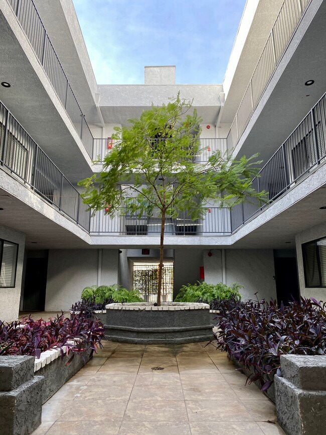 Foto del edificio - 1823 Holmby Ave
