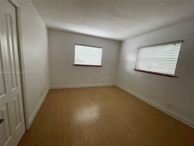 Building Photo - 811 NE 14th Pl