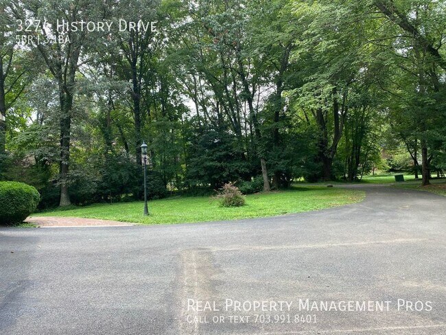 Foto del edificio - Qualify for a zero deposit? Over half acre...