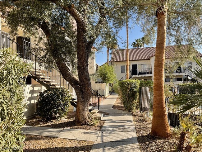 Building Photo - 3974 Bushnell Dr