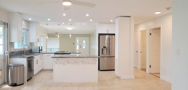 Building Photo - 4 br / 3 bath w/Lg Lanai &detached office ...