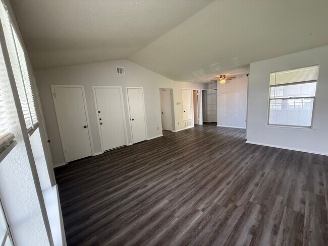 Foto del edificio - 512 Willowbend Cove