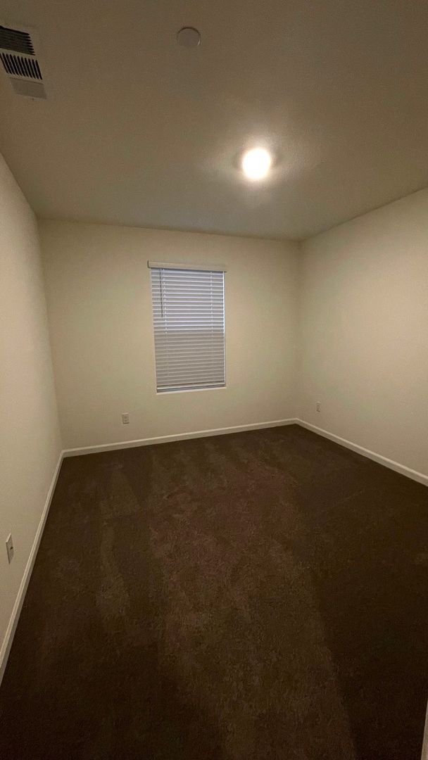 Foto del edificio - 4 year old 5 bedroom 2.5 bath home