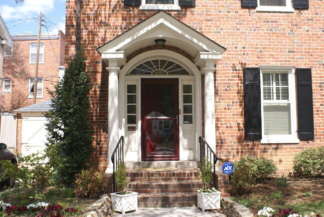 Foto del edificio - Fantastic Four Bedroom Home in Museum Dist...