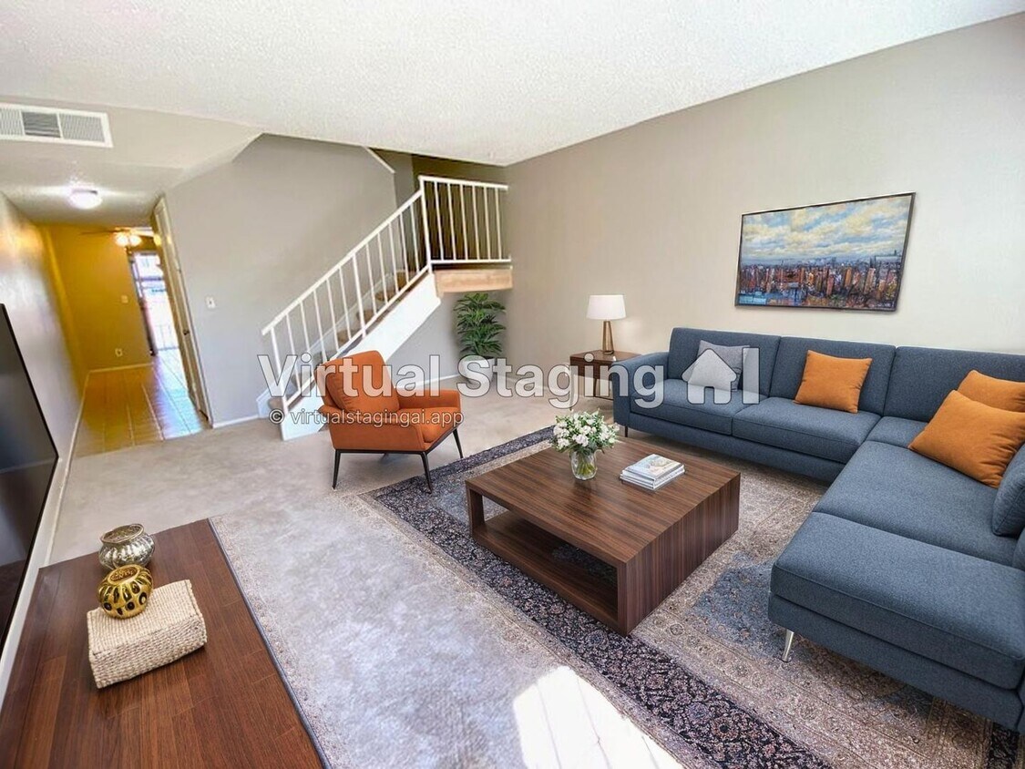 Foto principal - Renovated townhome features 2 Beds and 1.5...