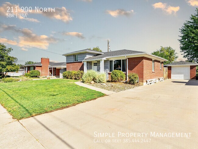 Building Photo - 211 900 N