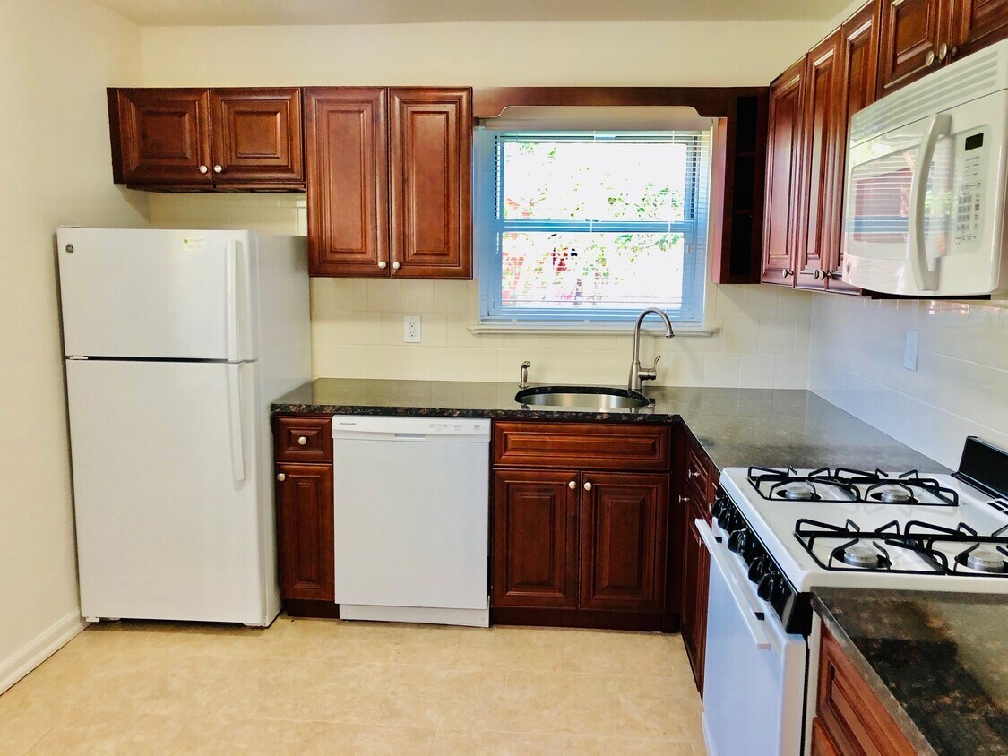 Primary Photo - 12 Soundview Ln