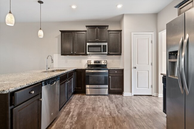 Building Photo - Cozy Three Bedroom Townhome