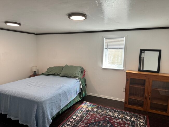 bedroom - 1606 NE Edge Park Dr