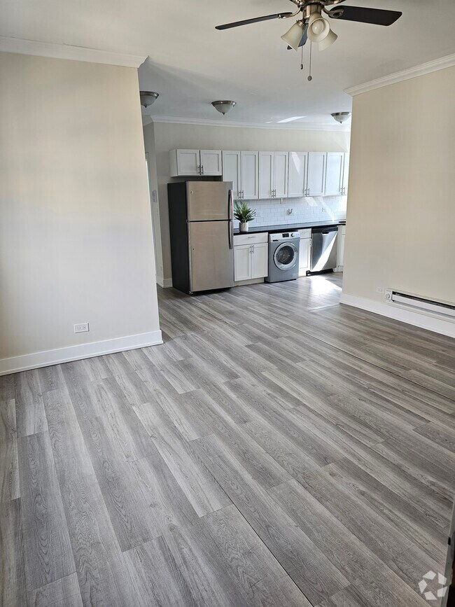 Building Photo - 3838 N Greenview Ave