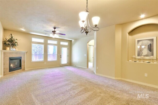 Building Photo - Super clean 3 bedroom 2 bath 2 car garage ...