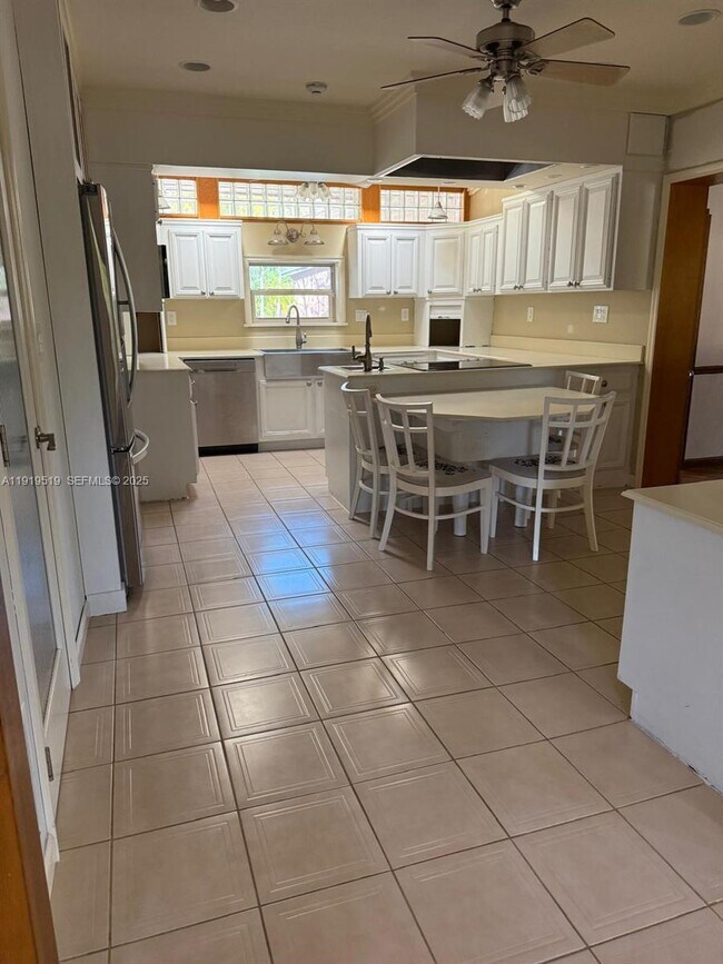 Building Photo - 5461 W Broward Blvd