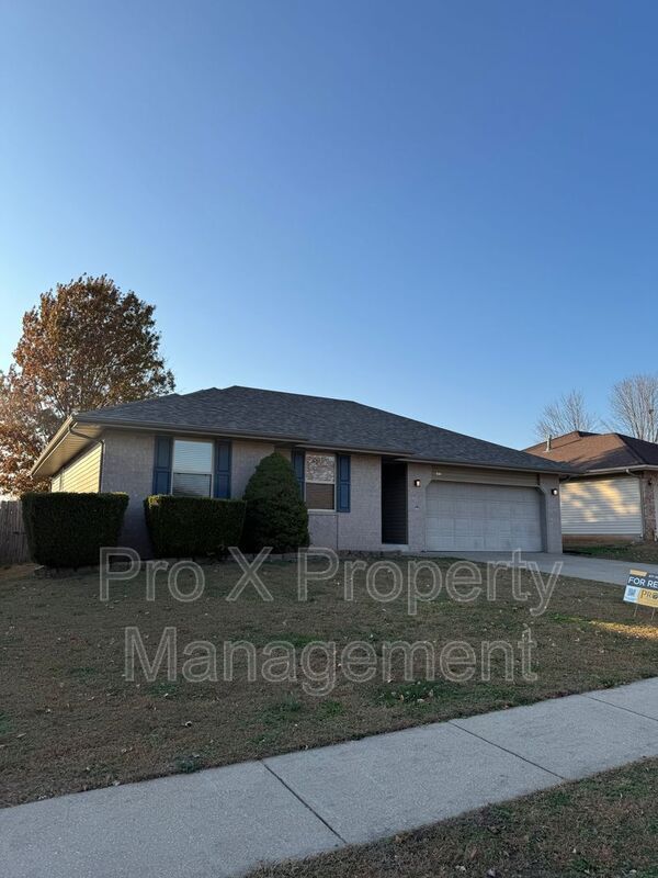 Building Photo - 841 S Hazelnut Ave