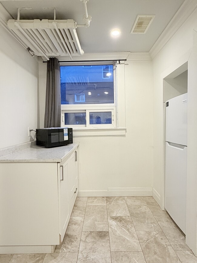 Building Photo - 1495 Gladstone Ave