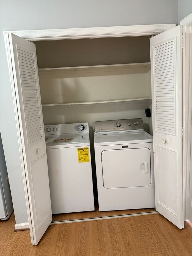 Building Photo - 3 Bed 1.5 Bath Townhouse Near Peaks View Park