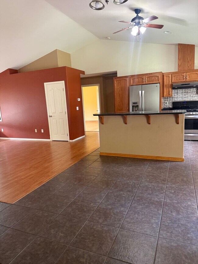 Foto del edificio - 3BED2BATH - LARGE FENCED BACK YARD, CENTRAL AC/HEAT, STAINLESS STEEL APPLIANCED, WASHER/DRYER HOOKUP