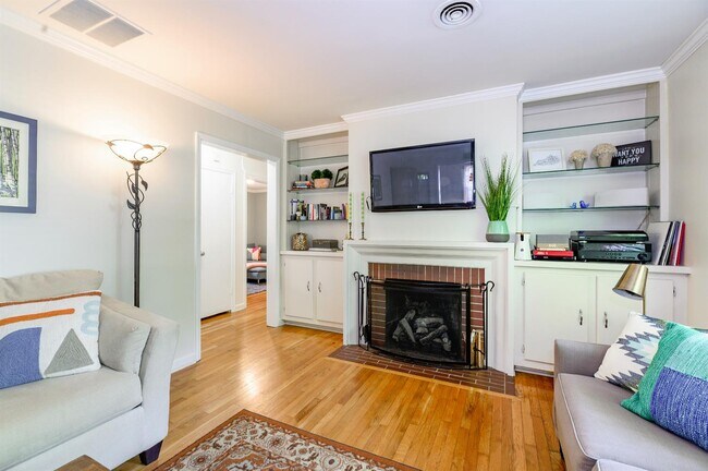 Building Photo - 434 Queensway Dr
