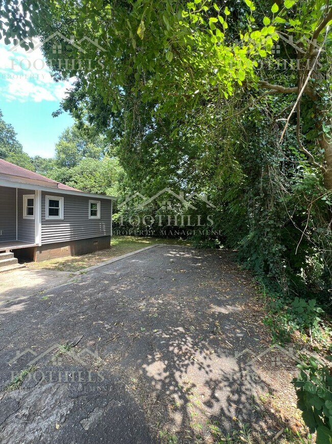 Foto del edificio - Spacious 3 Bedroom Home Near Anderson Univ...