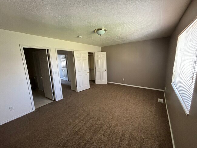 Building Photo - 65 Hampton Place