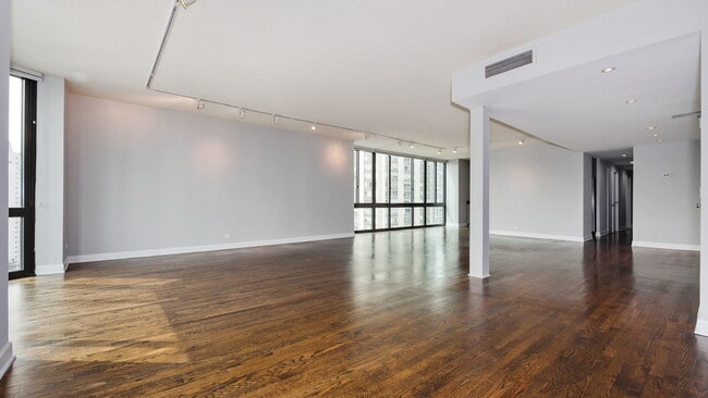 Building Photo - 1530 N Dearborn Pkwy
