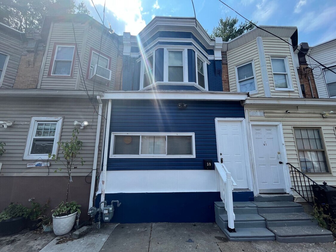 Primary Photo - Renovated 3 Bedroom/1 Bathroom Home Availa...