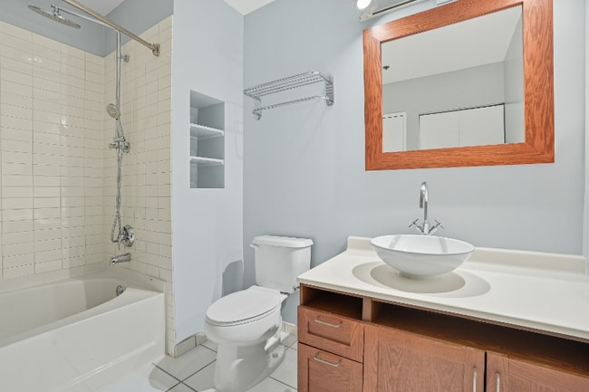 Building Photo - 19 E Lake St