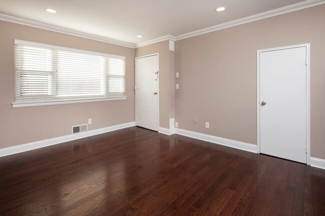 Interior Photo - Cambridge Manor