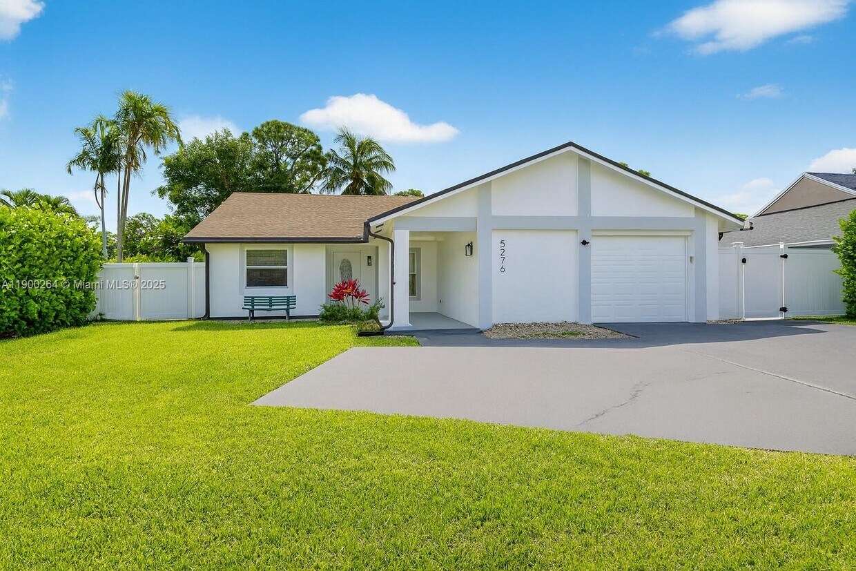 Foto principal - 5276 Pine Tree Dr