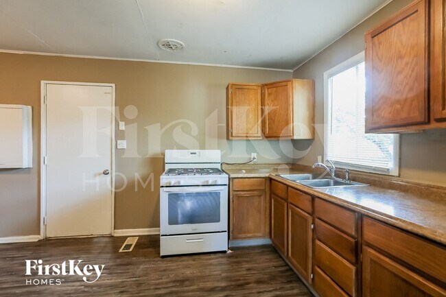 Building Photo - 3605 NE 54th St