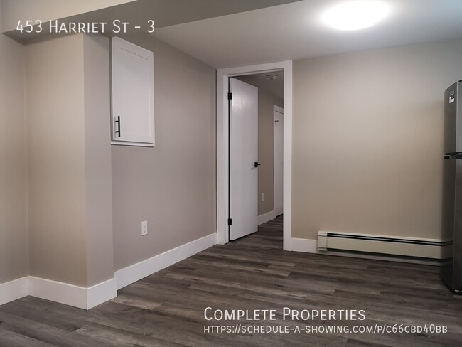 Building Photo - Beautifully Renovated 1 Bedroom with Priva...