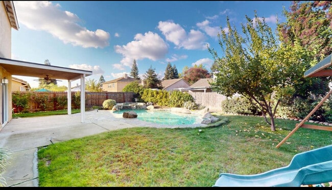 Building Photo - 2638 E Skyview Ave