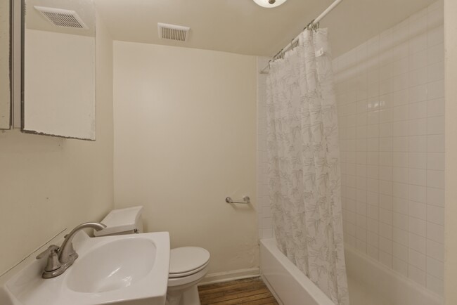 Building Photo - 5120 N Kenmore Ave