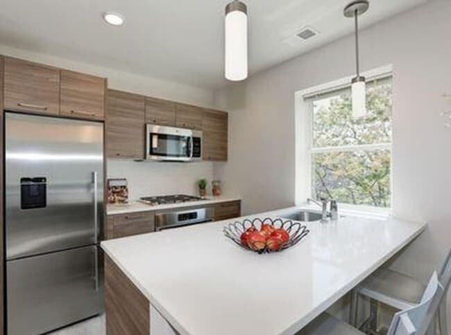 Building Photo - 626 E St SE