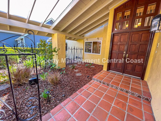 Building Photo - AVAILABLE MAY - 3 Bedroom / 2.5 Bathroom H...