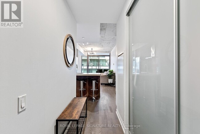 Building Photo - 461 Adelaide St W