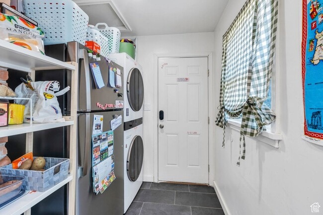 Building Photo - 555 800 E