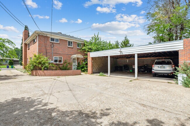 Photo - 910 S Harrison St Apartments