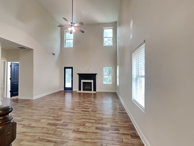 Building Photo - Beautiful home located in Lawernceville!
